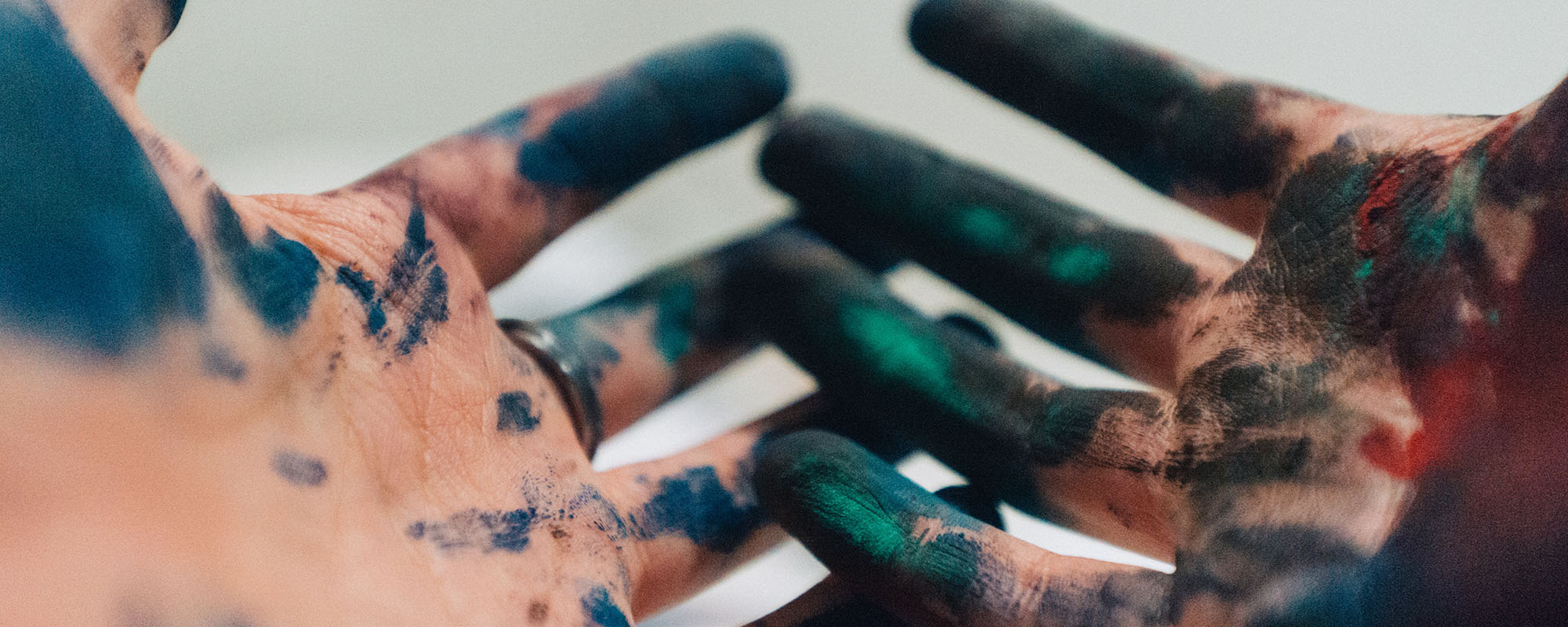 “Chi lavora con le mani è un lavoratore,<br>  chi lavora con le mani e la testa è un artigiano,<br>  chi lavora con le mani, la testa ed il cuore è un artista”.